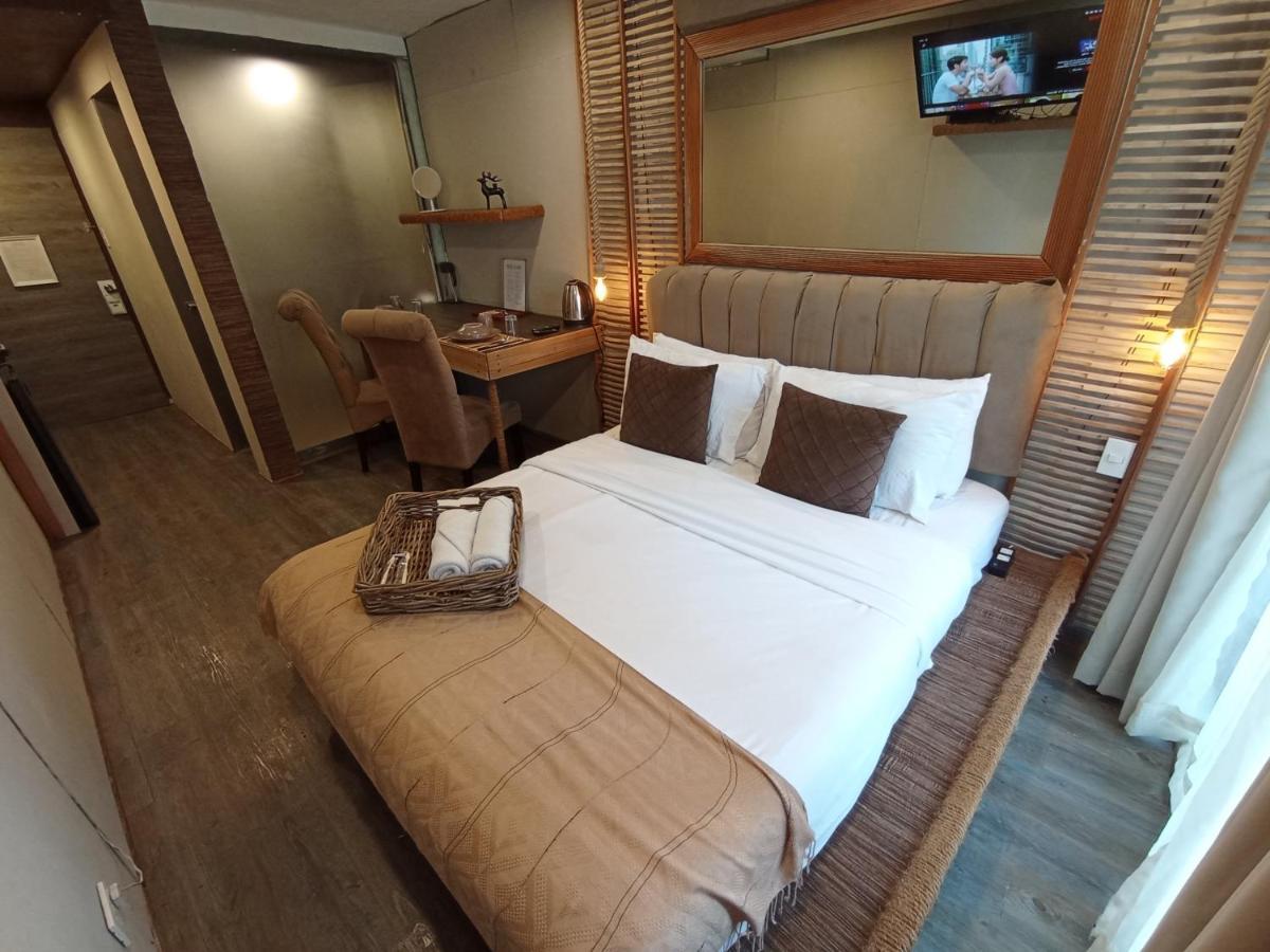 The Staycation - Serviced Rooms Manila Exterior photo